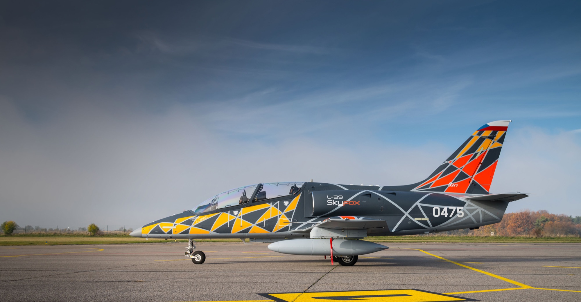 Letoun L-39 Skyfox na ploše letiště